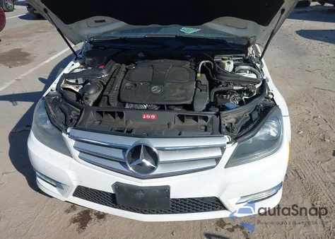 2013 Mercedes-Benz C 300 Sport 4Matic z USA, uszkodzony, nr VIN WDDGF8AB8DR287011